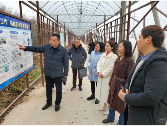 参观省特色产业科普基地——天字号瓜蔬产业基地.png